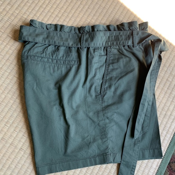 Liz Claiborne army green shorts with pockets, size 12 - Picture 5 of 6